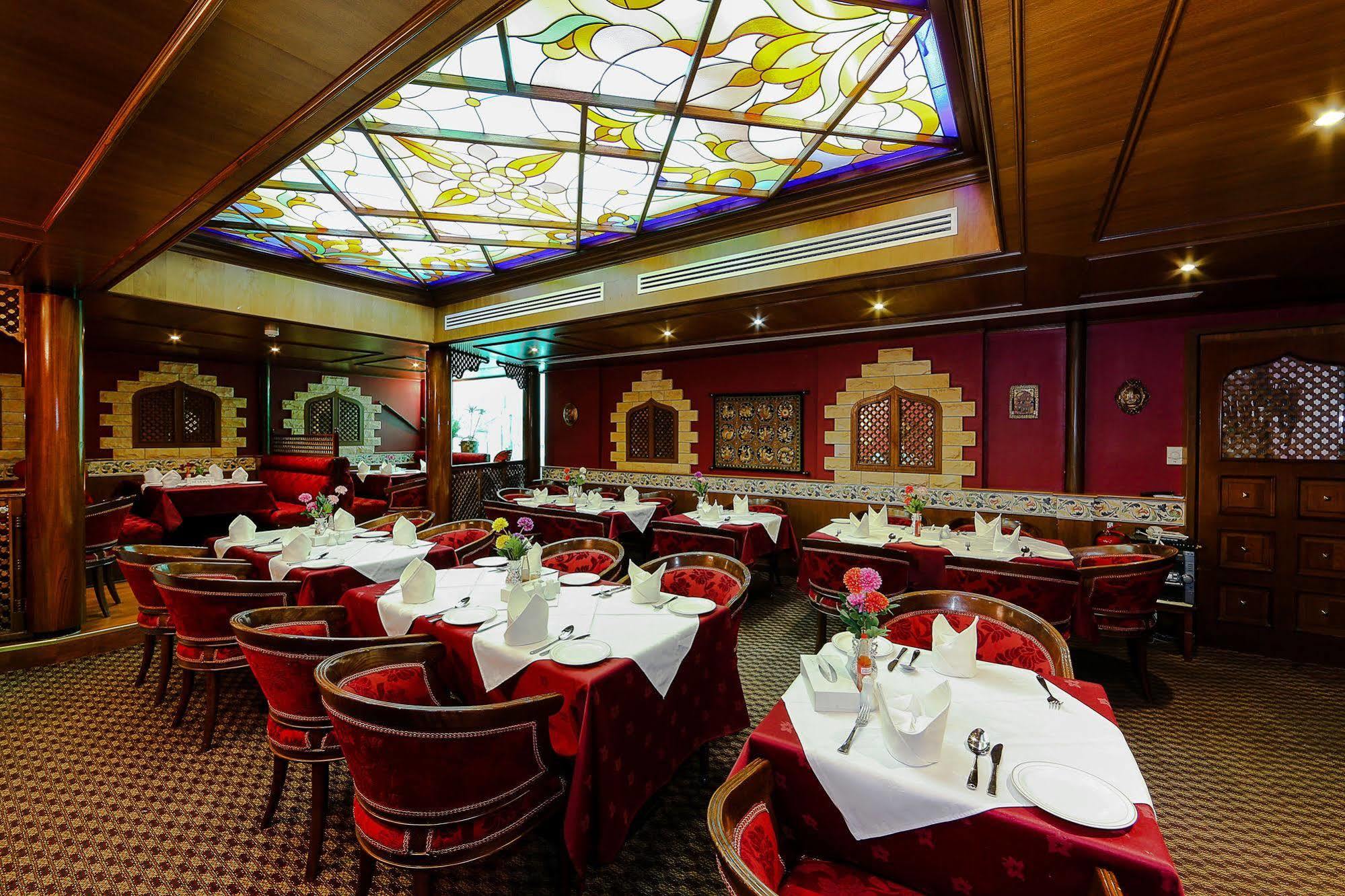 Jonrad Hotel Dubai Exterior foto